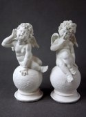 Anioł siedzący na kuli w kolorze białym 18x7 cm