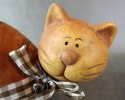 Ceramiczna Figurka Stojącego Kota w Kraciastą Wstążką i Dzwoneczkiem, Kolor Brązowy, 12x15 cm