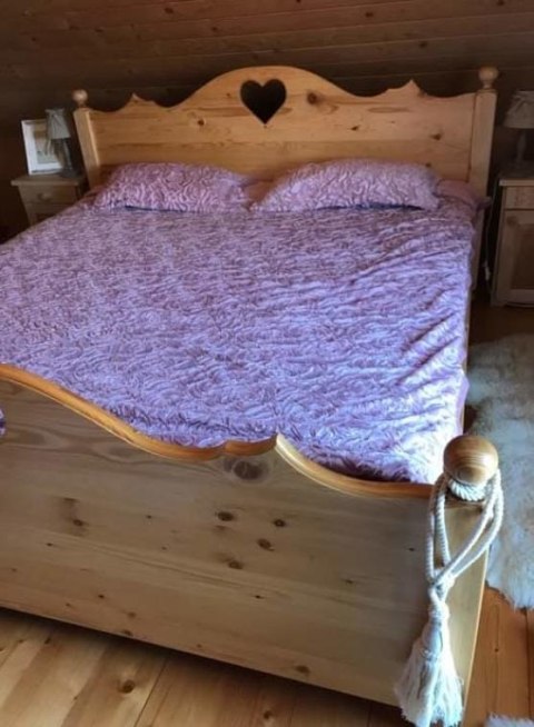 Pluszowa Narzuta z Wytłaczanymi Różami i Komplet Poduszek