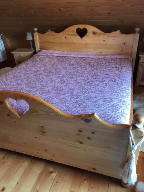 Pluszowa Narzuta z Wytłaczanymi Różami i Komplet Poduszek