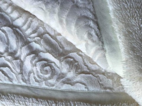 Pluszowa Narzuta z Wytłaczanymi Różami i Komplet Poduszek