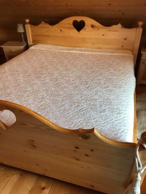 Pluszowa Narzuta z Wytłaczanymi Różami i Komplet Poduszek