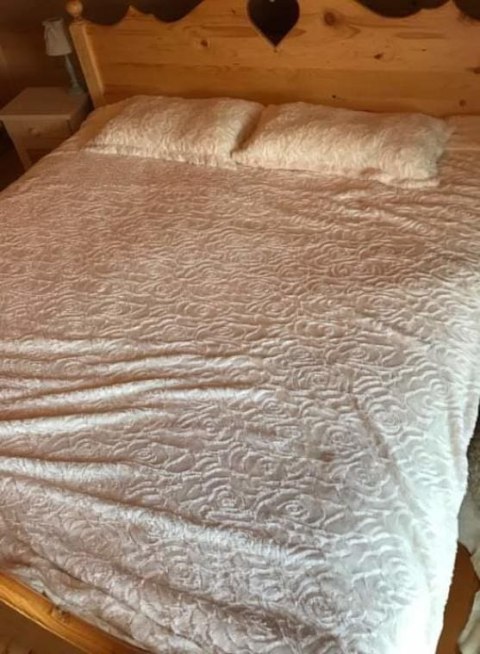 Pluszowa Narzuta z Wytłaczanymi Różami i Komplet Poduszek