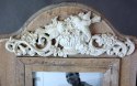 Postarzana, drewniana ramka na zdjęcie 23x16 cm w kolorze jasnego brązu z kremowym dekorem