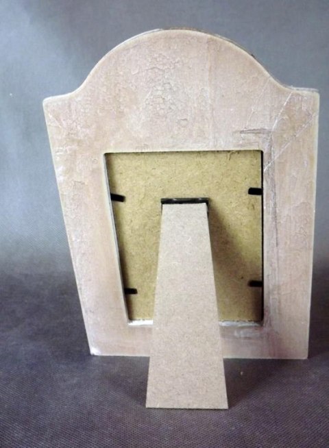 Postarzana, drewniana ramka na zdjęcie 23x16 cm w kolorze jasnego brązu z kremowym dekorem