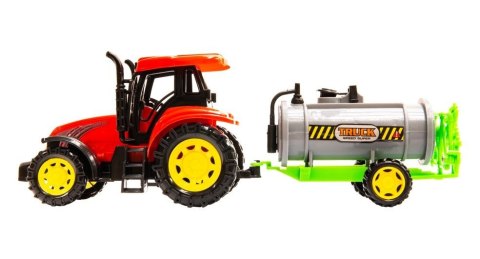 Traktor z cysterną do oprysków