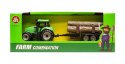 Mały traktor z przyczepą na drewno