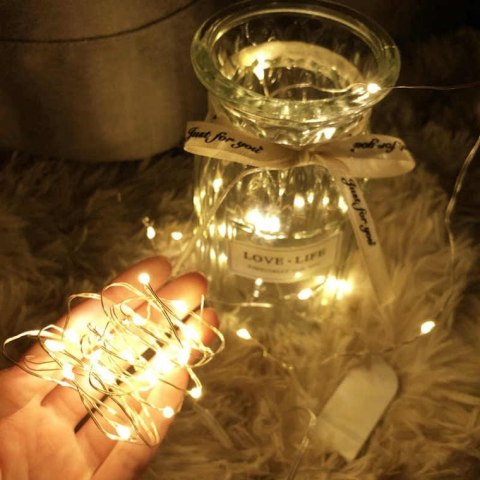 Energooszczędne Lampki Choinkowe-Łezki na Białym Druciku z 10 LED, Zimny Biały Kolor, Zasilane na Baterie AA