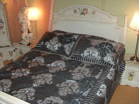 Elegancka Srebrna Narzuta Kaszmirowa z Satynowymi Motywami i Poszewkami na Poduszki