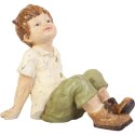 Figurka dekoracyjna Chłopiec w zielonych spodniach, 26 cm, wykonana z polirezyny