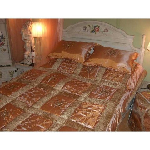 Gruba Narzuta na Łóżko w Kolorze Łososia z Satynowym Przeszyciem i Haftem - zestaw z Poduszkami