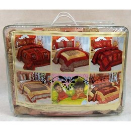 Gruba Narzuta na Łóżko w Kolorze Łososia z Satynowym Przeszyciem i Haftem - zestaw z Poduszkami